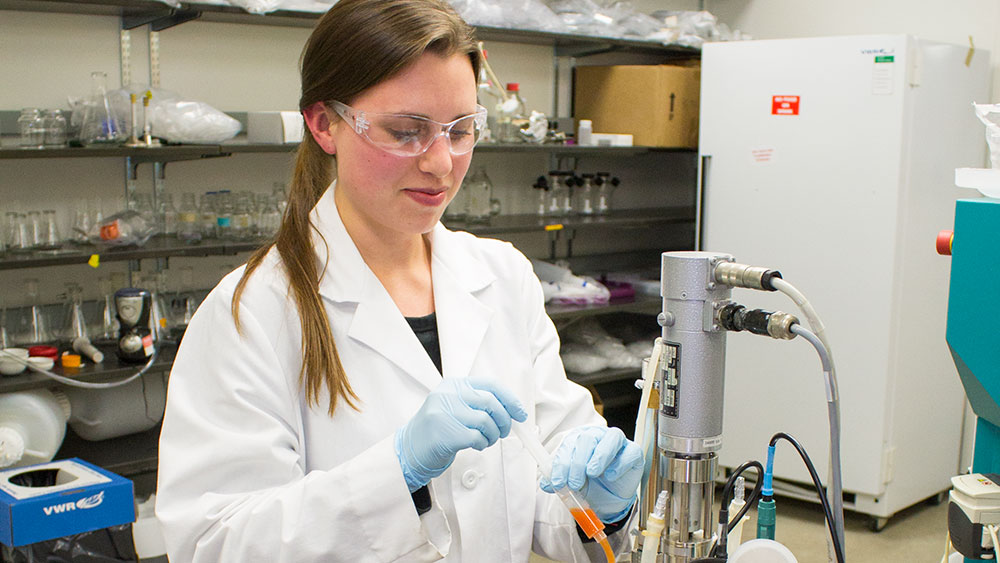 Female student working in the lab.