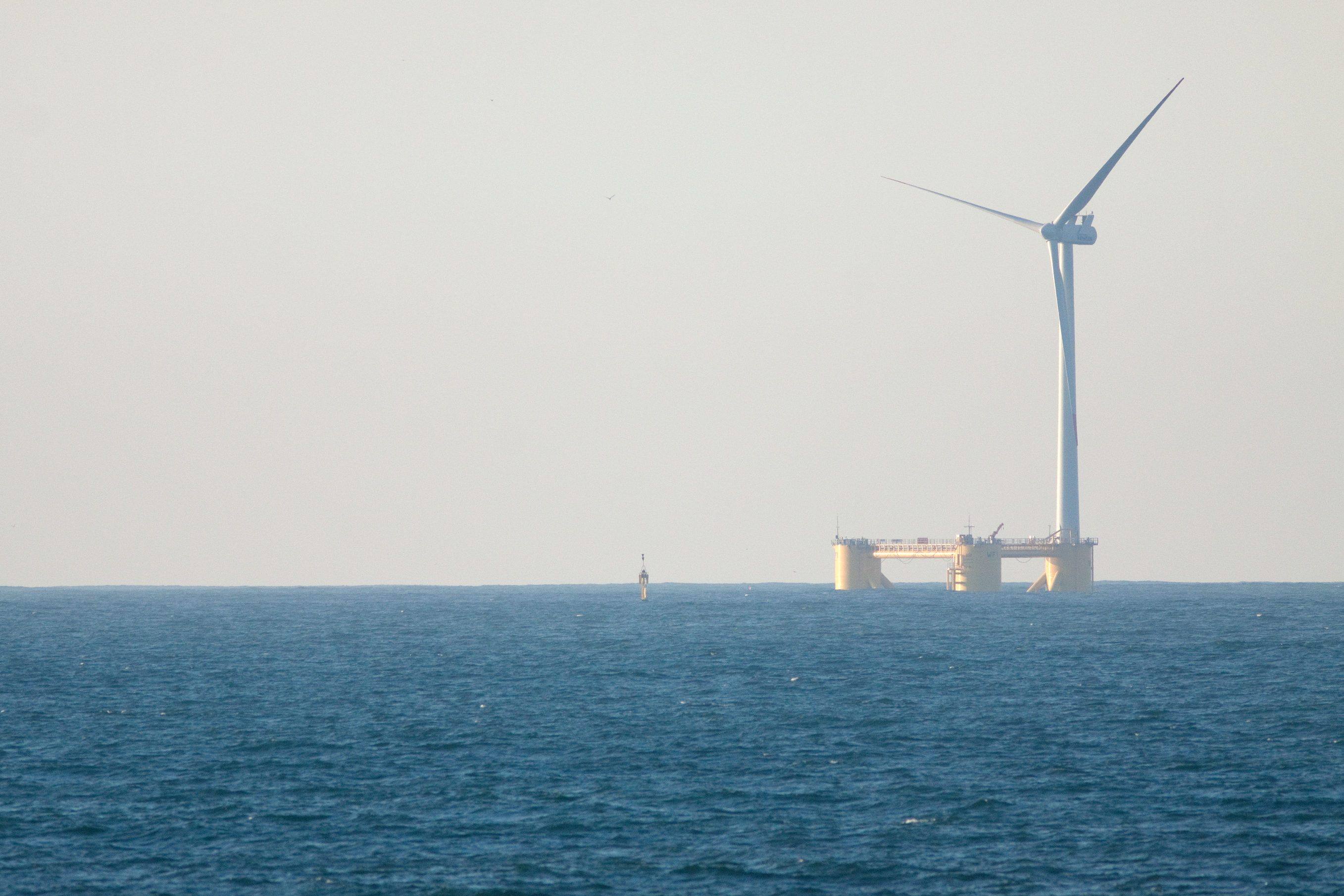 Floating offshore wind turbine