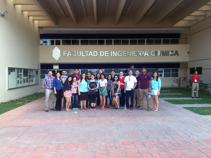 Group of students at the Facultad de Ingenieria Quimica.