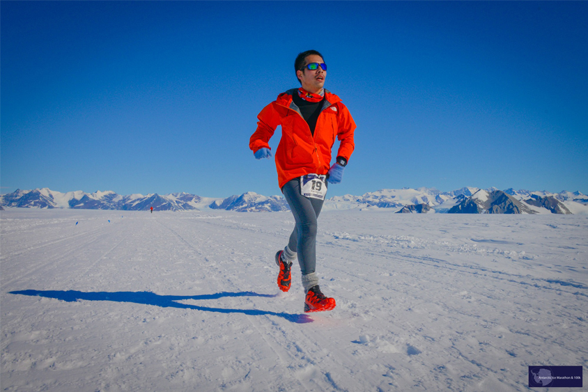Kentaro Iio is running across the vast Antarctic on snow and ice. 