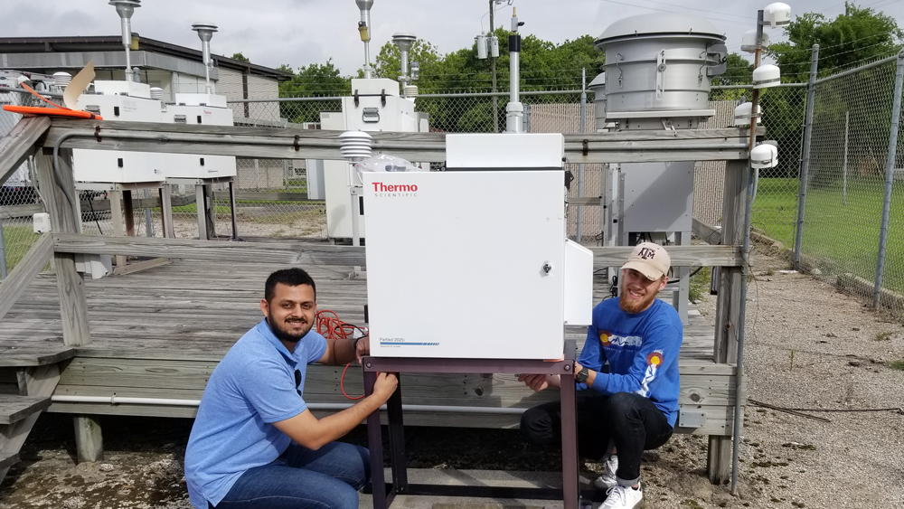 Doctoral student Sourav Das and civil engineering undergraduate student Andrew McMillin set up a sampler to collect air samples in an industrial area of Houston. 
