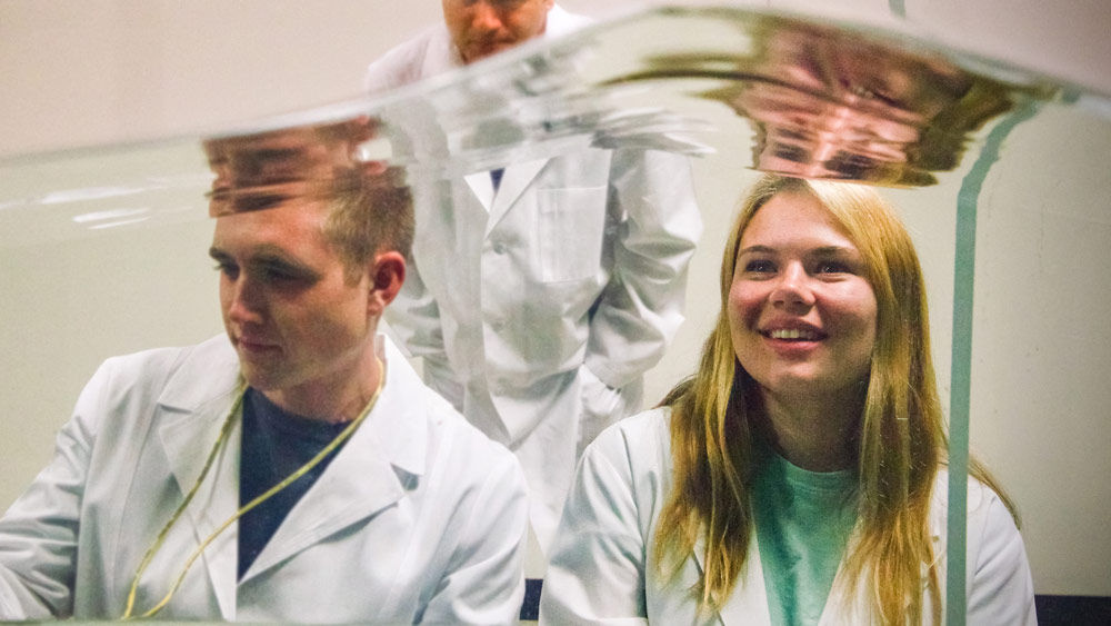 Hannah Toerner ’18 conducts a wave experiment