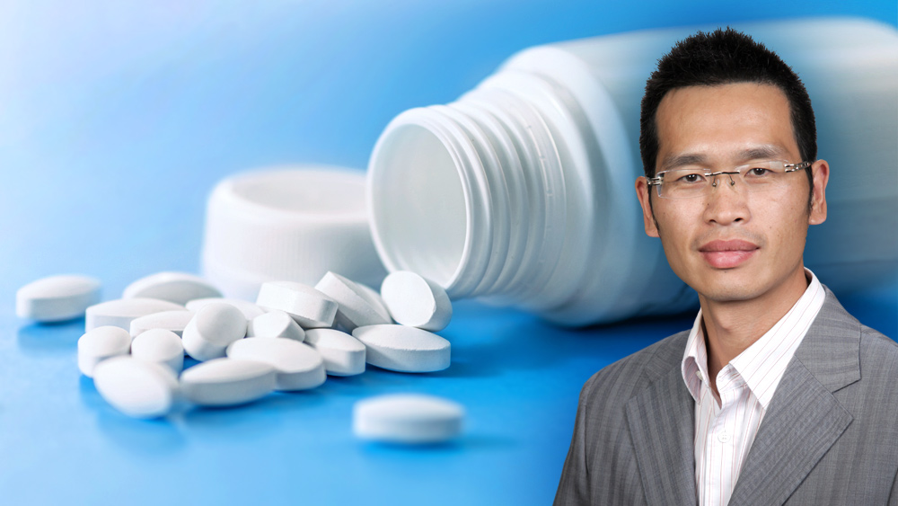 Dr. Shoufeng Lan in front of a graphic depicting a pill bottle
