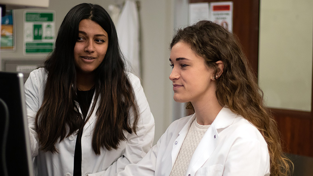 Dr. Shreya Raghavan and doctoral student Sabrina Vandenheuvel working in the lab.