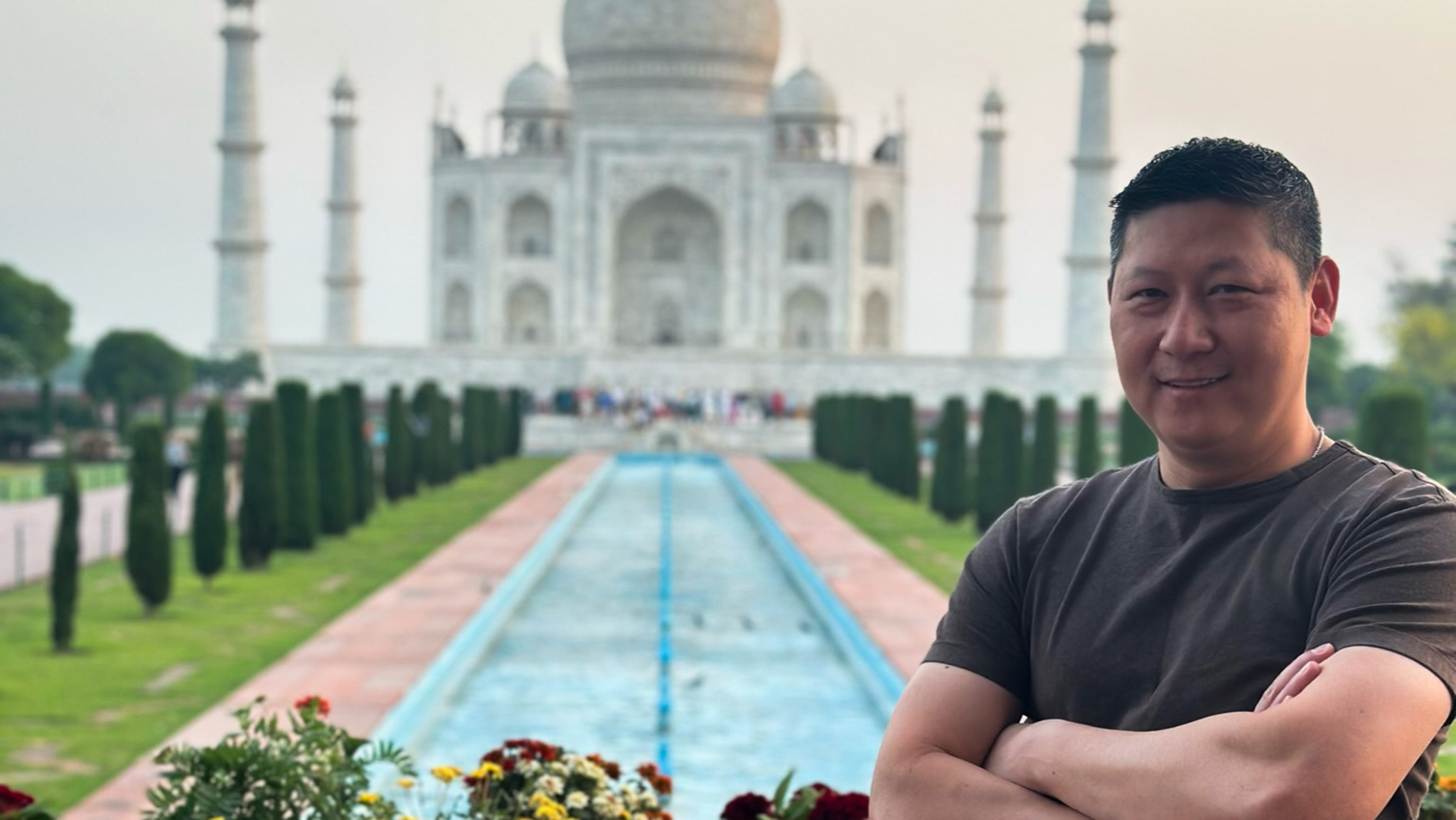 Kenneth Do ’00 in front of the Taj Mahal.