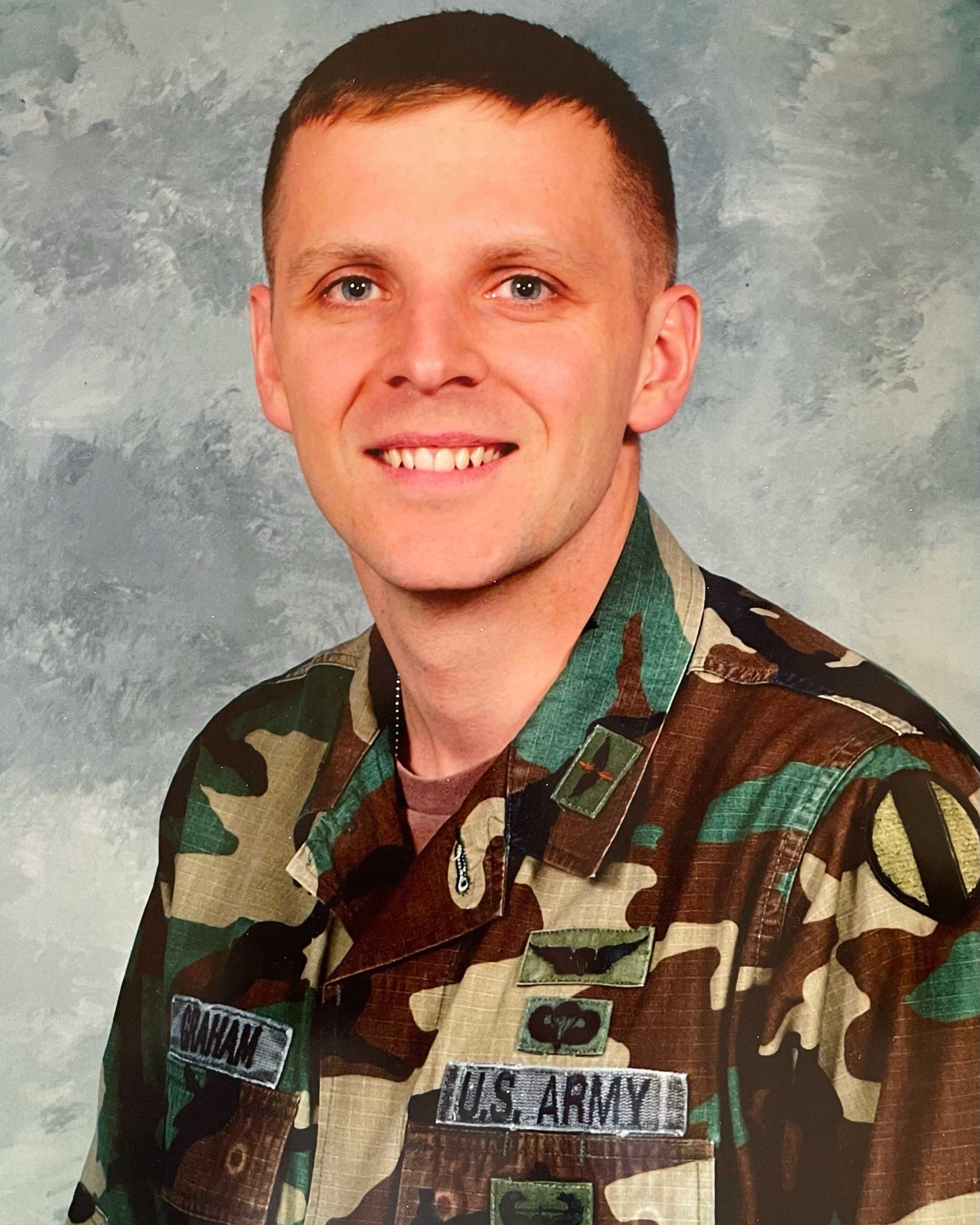 Scott Graham ’00 U.S. Army portrait.